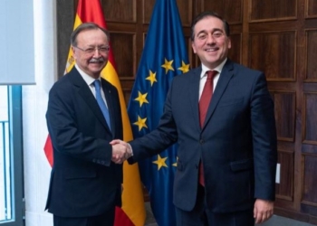 Albares aborda la apertura de las aduanas comerciales con los presidentes de Ceuta y Melilla