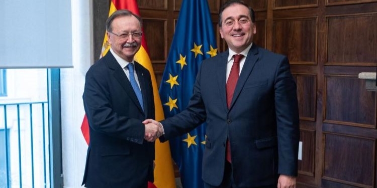 Albares aborda la apertura de las aduanas comerciales con los presidentes de Ceuta y Melilla