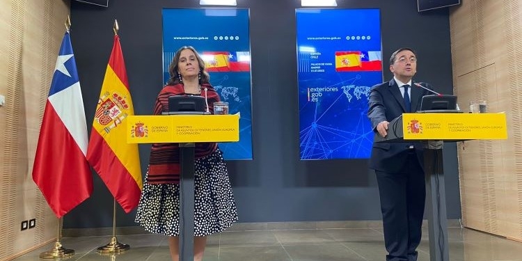 La canciller de Chile anuncia que Boric prepara un viaje a España en los próximos meses