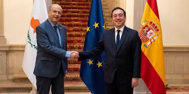Albares conversa con su homólogo chipriota sobre Turquía y la guerra de Ucrania