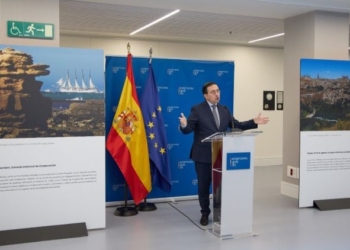 Albares inaugura una exposición sobre las 25 ciudades que acogerán la Presidencia española