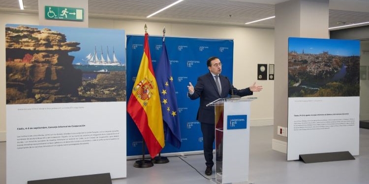 Albares inaugura una exposición sobre las 25 ciudades que acogerán la Presidencia española