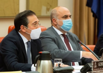 Albares convoca al embajador ruso y condena el ataque contra Ucrania