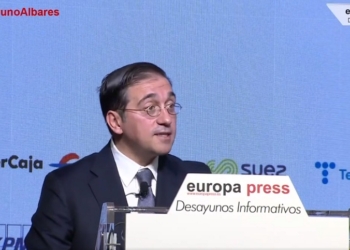 Albares responde a Podemos sobre Ucrania: “La política exterior la marca el presidente”