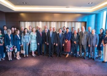 Albares defiende las interconexiones de gas y electricidad ante los embajadores de la UE