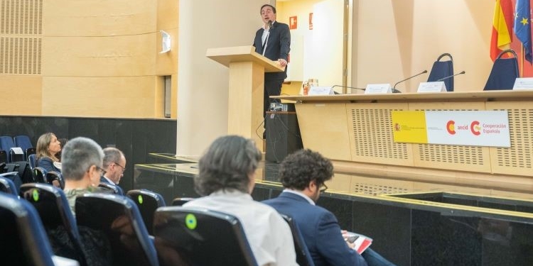Exteriores promete “dignificar” la profesión de cooperante para hacerla “más atractiva”