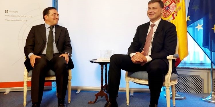 Albares inicia contactos con los comisarios europeos para preparar la Presidencia