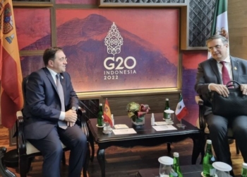 Albares se reúne con Ebrard tras las palabras de López Obrador sobre el “franquismo sin Franco”