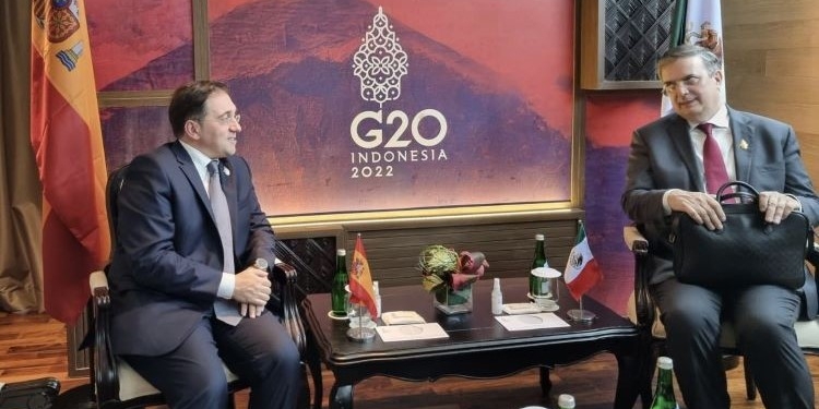 Albares se reúne con Ebrard tras las palabras de López Obrador sobre el “franquismo sin Franco”