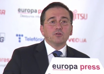 Albares evita pronunciarse sobre Italia, pero advierte contra “los populismos autoritarios”