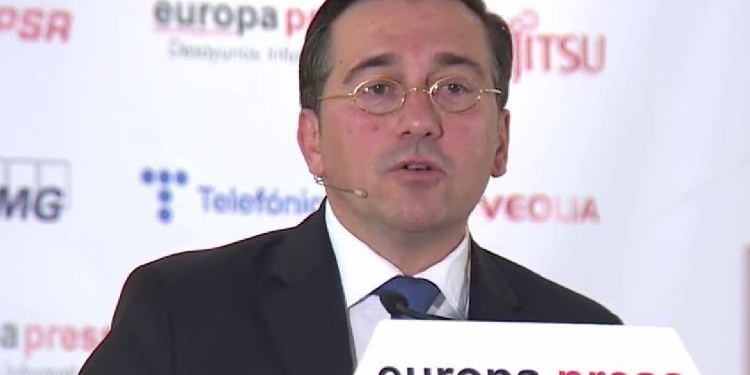 Albares evita pronunciarse sobre Italia, pero advierte contra “los populismos autoritarios”