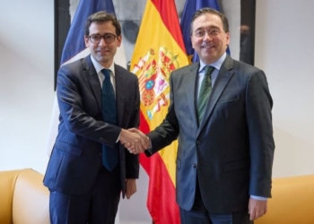 Albares aborda con su nuevo homólogo francés, Stéphane Séjourné, la próxima cumbre bilateral
