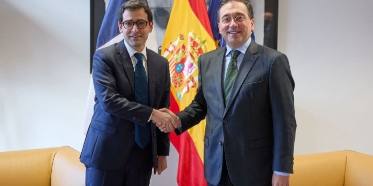Albares aborda con su nuevo homólogo francés, Stéphane Séjourné, la próxima cumbre bilateral