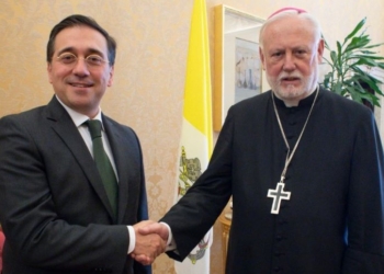 Albares aborda la guerra de Ucrania y la Presidencia española con el canciller del Vaticano, Paul Gallagher