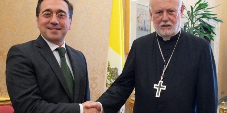 Albares aborda la guerra de Ucrania y la Presidencia española con el canciller del Vaticano, Paul Gallagher