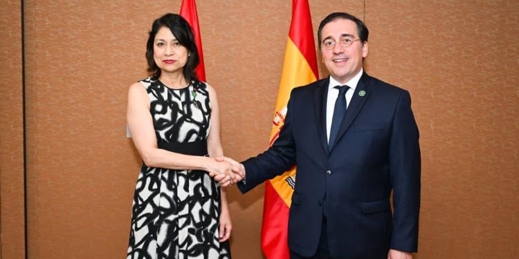 La nueva canciller peruana agradece el apoyo de España a la democracia en su país