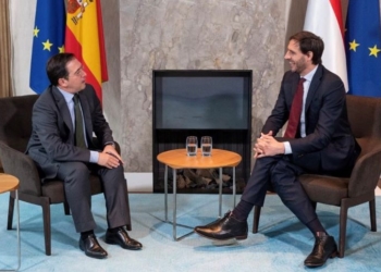Albares y su homólogo holandés firman un acuerdo de consultas políticas periódicas