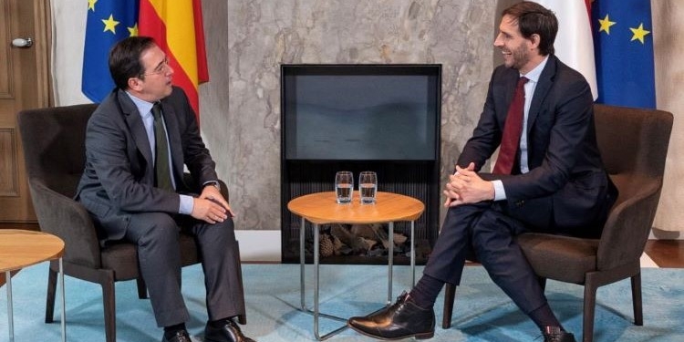 Albares y su homólogo holandés firman un acuerdo de consultas políticas periódicas
