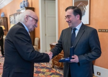 El ministro de Exteriores condecora al sefardí Pedro René Pérez, superviviente del Holocausto