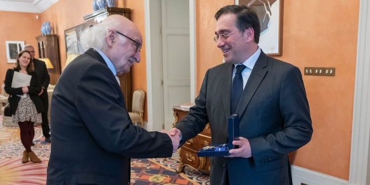 El ministro de Exteriores condecora al sefardí Pedro René Pérez, superviviente del Holocausto