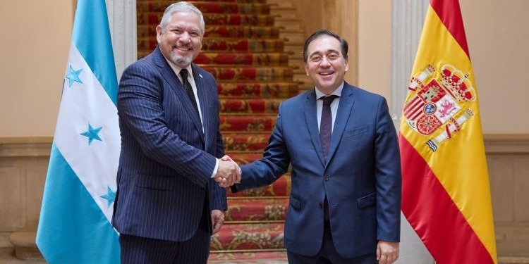 El canciller hondureño aborda con Albares los “fondos de salud” denegados por España