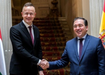 El ministro húngaro de Exteriores reclama ante Albares un “cambio radical” en la política migratoria europea