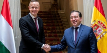 El ministro húngaro de Exteriores reclama ante Albares un “cambio radical” en la política migratoria europea