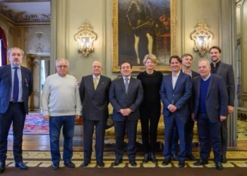 Albares aborda en París con los importadores de productos españoles los ataques a transportistas