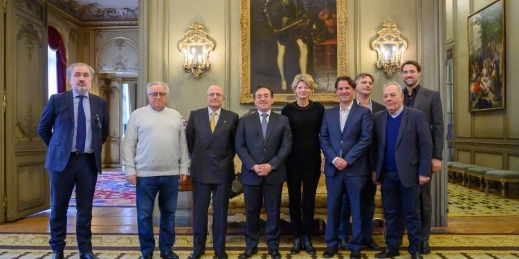 Albares aborda en París con los importadores de productos españoles los ataques a transportistas