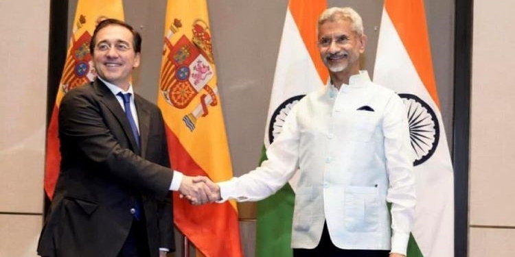 Albares acuerda con el ministro de Exteriores indio la venta de 56 aviones C295 por parte de Airbus