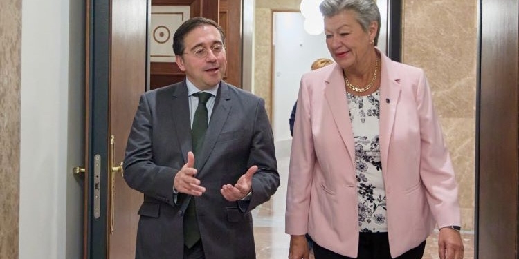 Albares y Marlaska abordan con la comisaria de Interior el reto migratorio de la Presidencia española 
