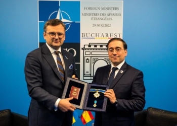 Kuleba condecora a Albares por “su apoyo y defensa a Ucrania”