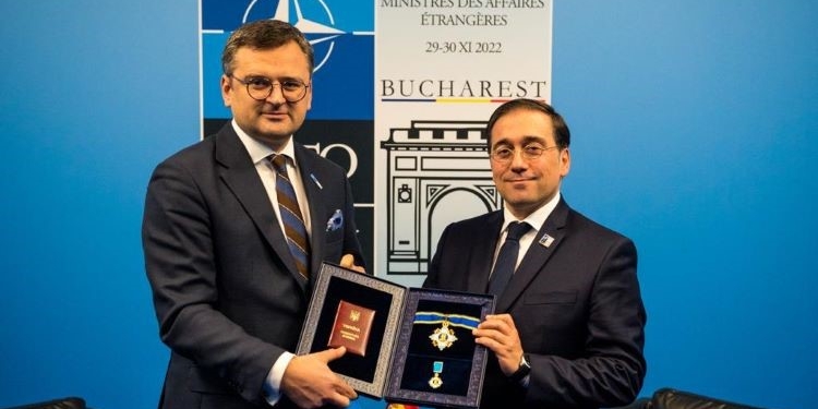 Kuleba condecora a Albares por “su apoyo y defensa a Ucrania”