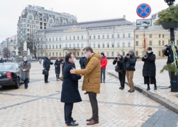 Albares elude el posible envío de armas a Ucrania: “Es el momento de la diplomacia”