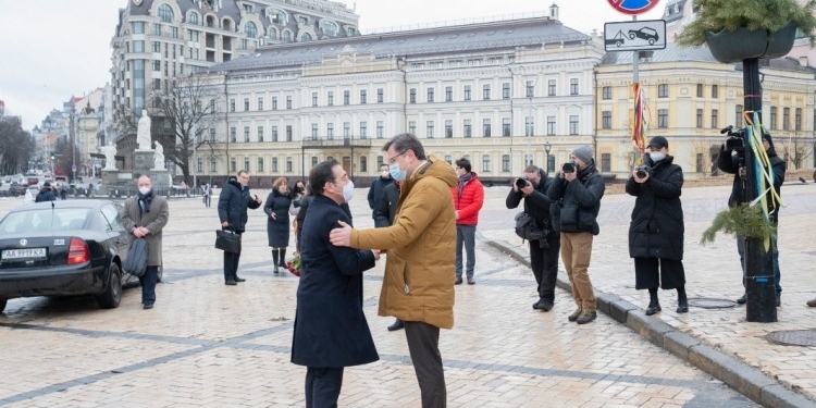 Albares elude el posible envío de armas a Ucrania: “Es el momento de la diplomacia”
