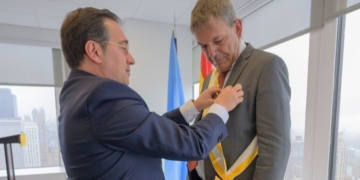 Albares impone en Nueva York la Gran Cruz de Isabel la Católica al comisionado de la UNRWA