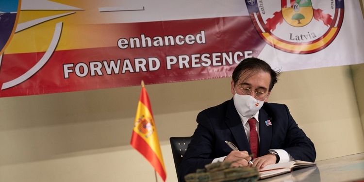 Albares denuncia el uso de los inmigrantes “como armas” en “las fronteras este y sur de la OTAN”