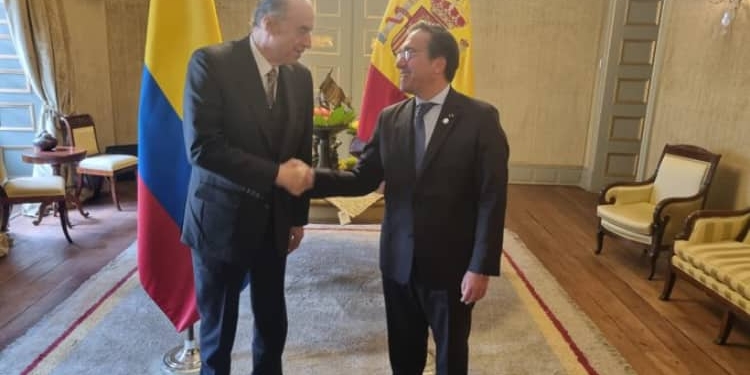 España ofrece su ayuda para las negociaciones de paz con la guerrilla colombiana del ELN