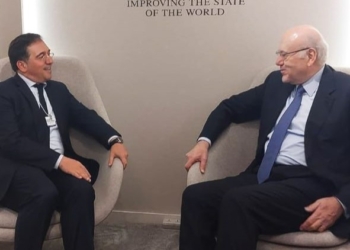 Albares se reúne en Davos con el primer ministro de Líbano y con su homólogo de Perú