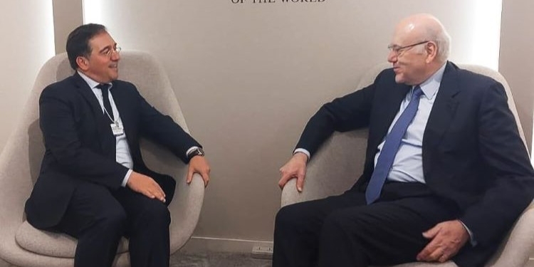 Albares se reúne en Davos con el primer ministro de Líbano y con su homólogo de Perú