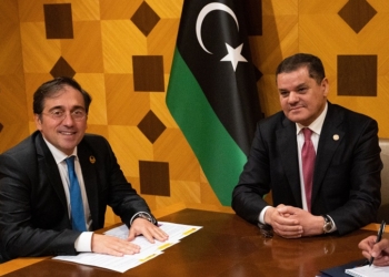 Albares reclama en Trípoli la salida de “todos los combatientes extranjeros” de Libia