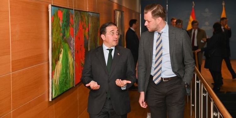 Albares y Robles escenifican en Lituania y Letonia el compromiso de España con el flanco este