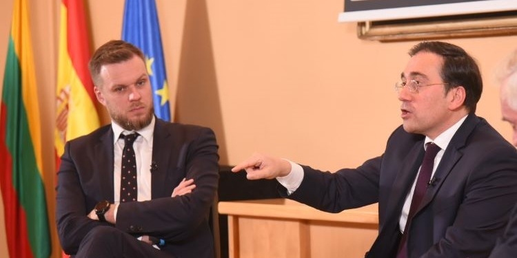 España y Lituania culminan el centenario de sus relaciones con la firma de un acuerdo de consultas políticas