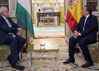 Albares vuelve a defender ante el ministro de Exteriores palestino “la solución de los dos Estados”