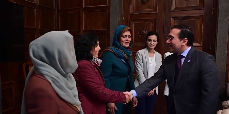 Albares denuncia los “retrocesos inaceptables” que sufren las mujeres en Irán y Afganistán