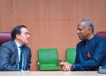 Albares entregó una distinción póstuma al embajador de Nigeria en España