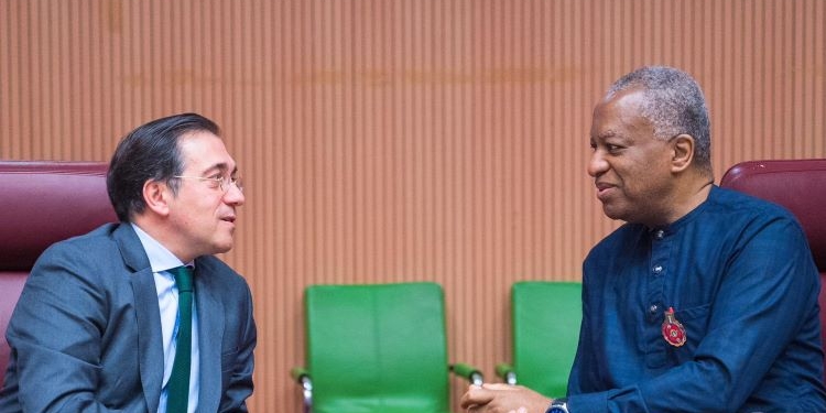 Albares entregó una distinción póstuma al embajador de Nigeria en España