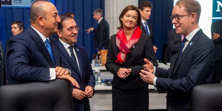 El ministro de Exteriores espera que China ayude a traer la paz y a “moderar a Putin”