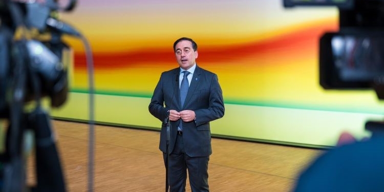 Albares aporta un toque cultural a la inauguración de la Presidencia española en Bruselas