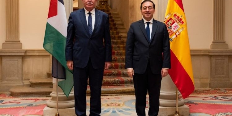 Albares reitera a su homólogo palestino el apoyo de España a la “solución de los dos Estados”
